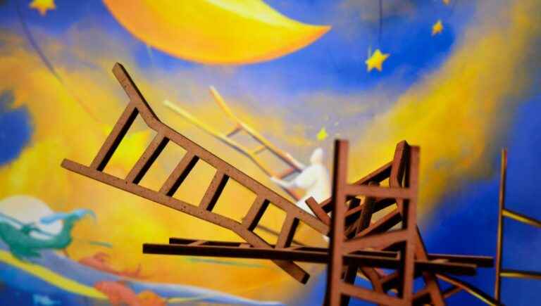 Unhook the moon with wooden ladders