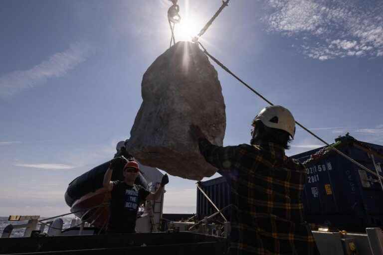 United Kingdom |  Against “destructive” fishing, Greenpeace drops stone blocks at sea