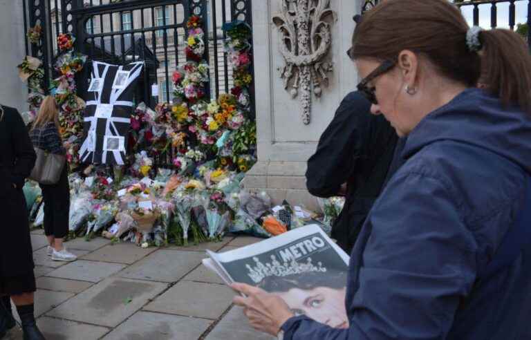 United Kingdom: The British still gather in front of Buckingham Palace the day after the death of Elizabeth II.