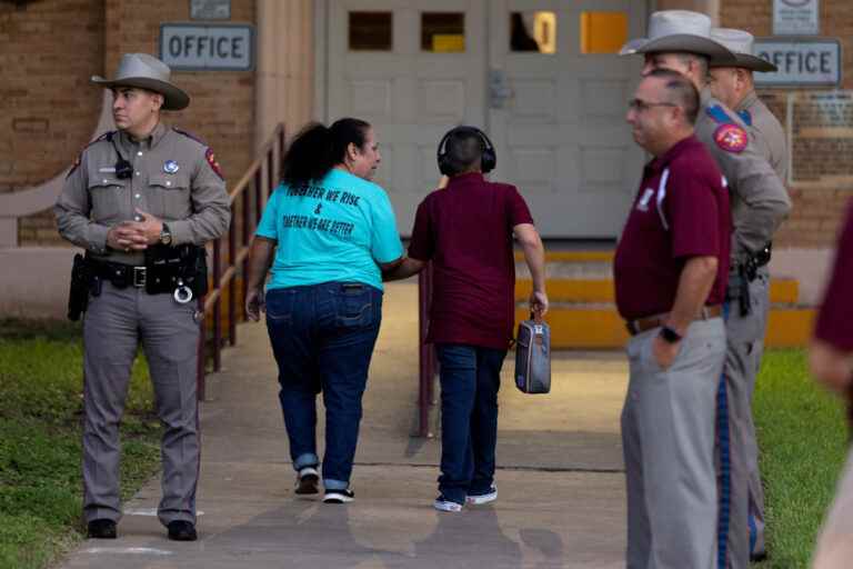 Uvald |  Tense return to a bereaved school in Texas