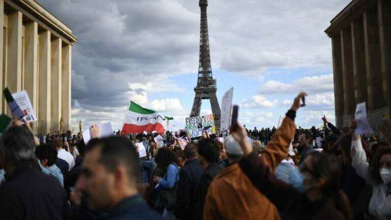 VIDEO.  Tear gas fired at protesters outside the Iranian embassy in Paris