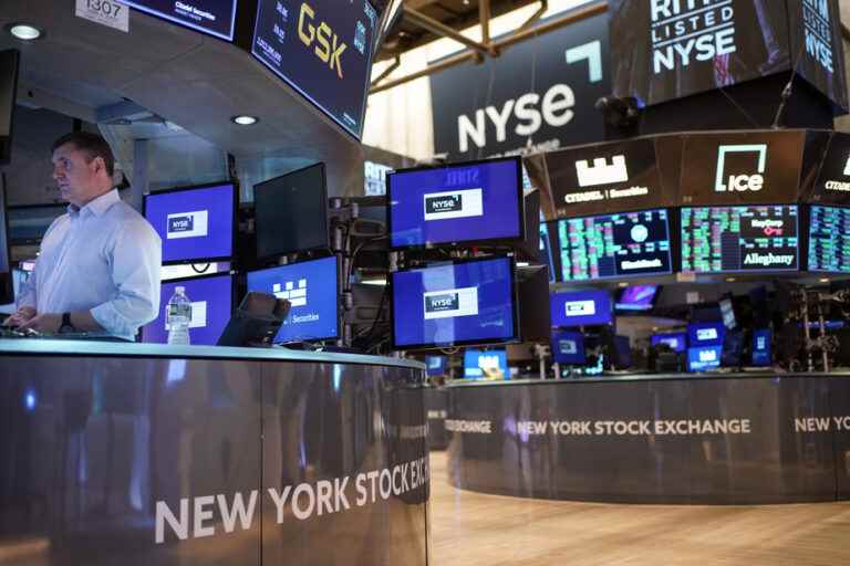 Wall Street ends in scattered order