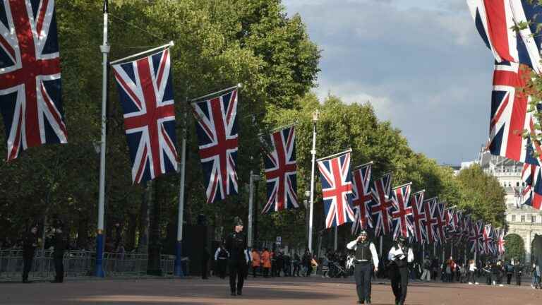 guests arrive at Westminster Abbey, as crowds gather in London