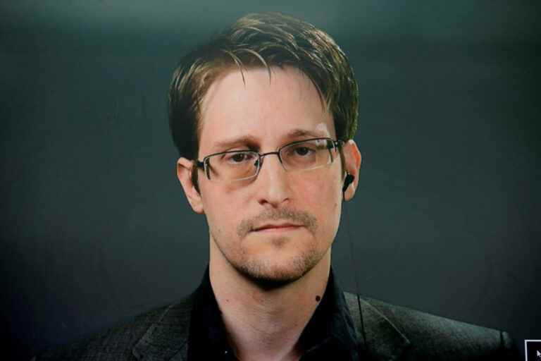 Whistleblower Edward Snowden obtains Russian citizenship