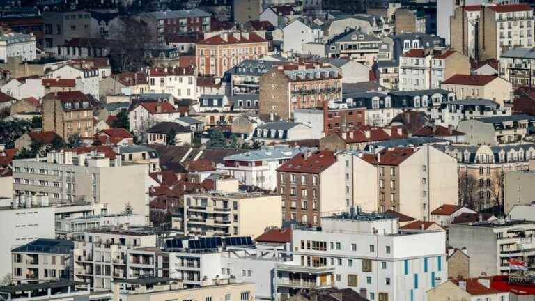 a bus goes to meet Ile-de-France residents for a consultation on regional planning