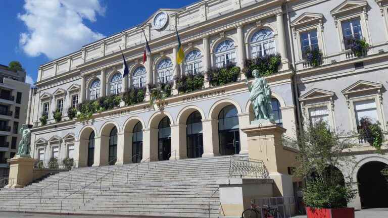 a hundred municipal agents demonstrate in the town hall