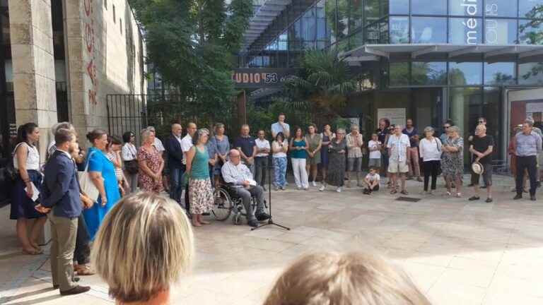 a minute of silence observed in front of the town hall of Boulazac