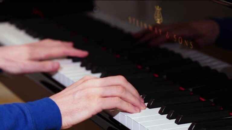 a pianist dissects his gestures and his way of playing