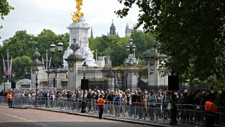 a seven-mile queue to pay tribute to the Queen in London