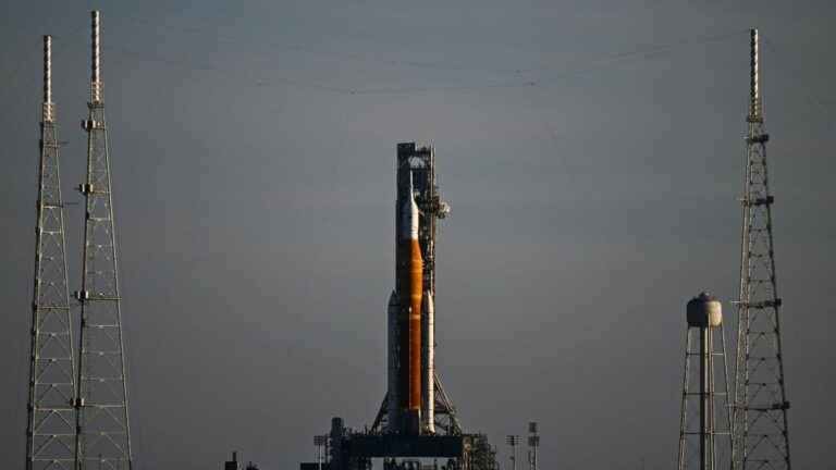 a storm still delays the takeoff of the NASA rocket for the Moon