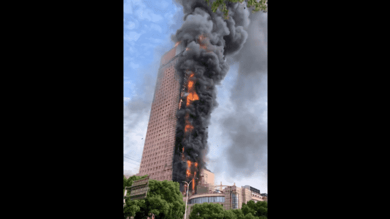 a violent fire destroys a skyscraper in the center of the country