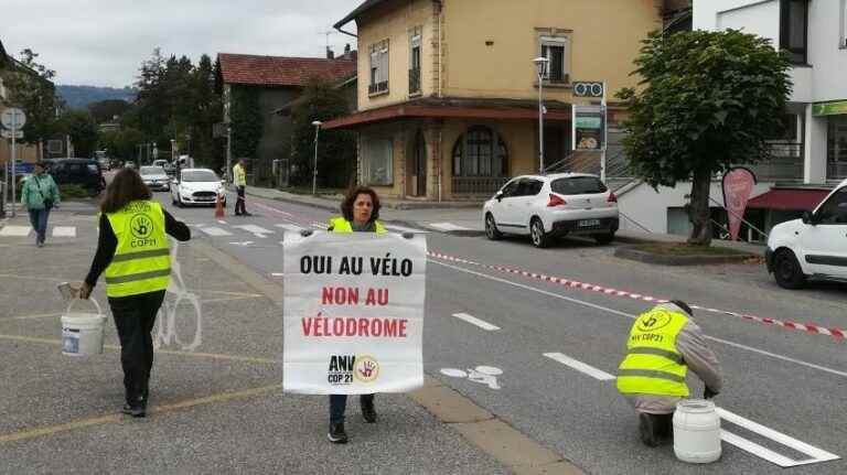 action by environmentalists against the velodrome project in Reignier-Esery