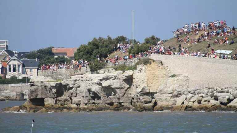 an amazed public for the start of the Solitaire du Figaro in Royan