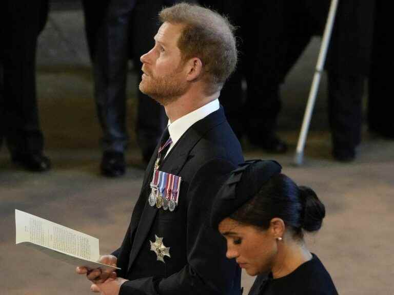 facing the coffin of Elizabeth II, the tears of Prince Harry and the immediate reaction of Meghan Markle on discovering it!