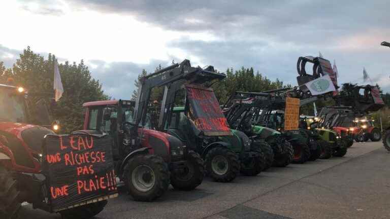 farmers demonstrate against the drinking water catchment project in the Dordogne