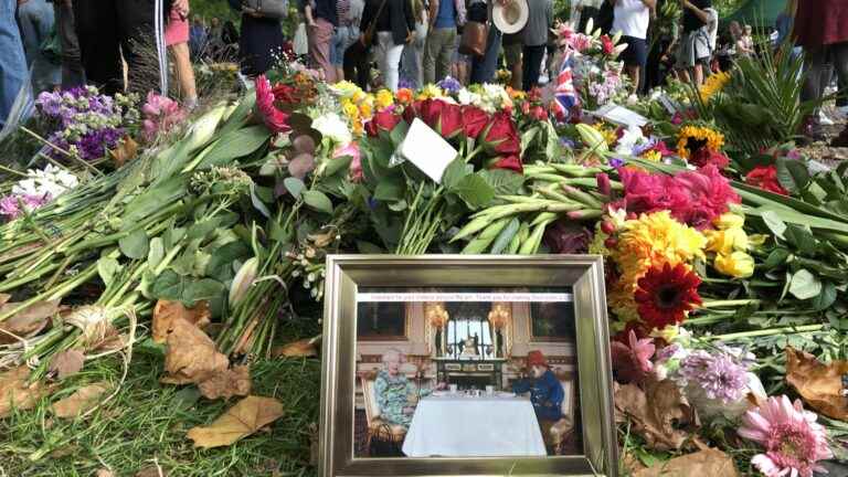 in London, a crowd of Britons greet a queen who “all her life has stood by” them