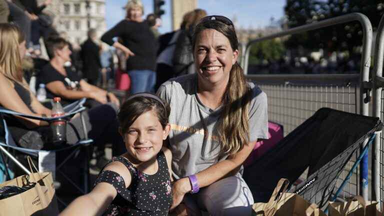 in London, campers sleep on the pavement for two days in the hope of “saying goodbye” to the Queen