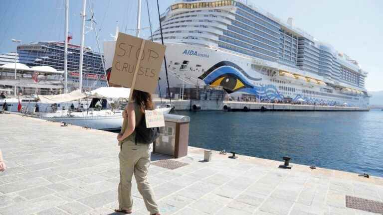 more than 26,600 signatures gathered for a petition against cruises