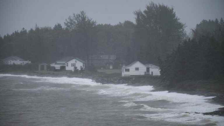 more than 500,000 homes without electricity in Eastern Canada