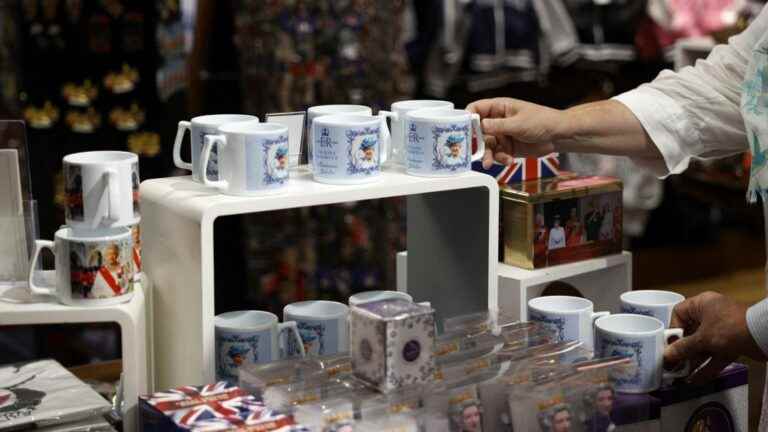 mugs, t-shirts, figurines… Souvenirs with the image of the queen already out of stock