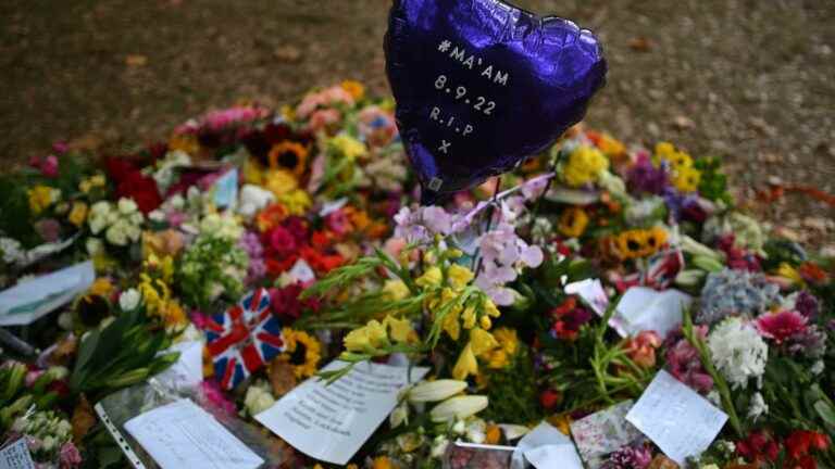 near Buckingham, many children pay homage to Elizabeth II