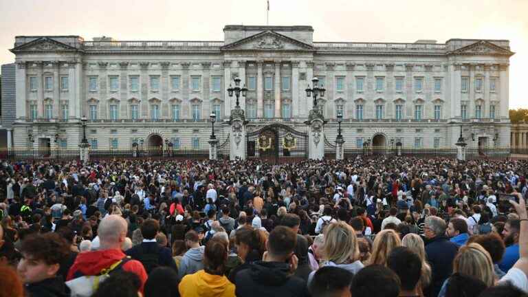 parade of taxis, flowers, national anthem… The British pay tribute to their sovereign