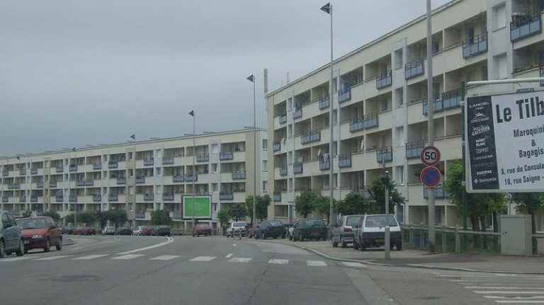 residents of Vigenal in Limoges sign a petition against incivility