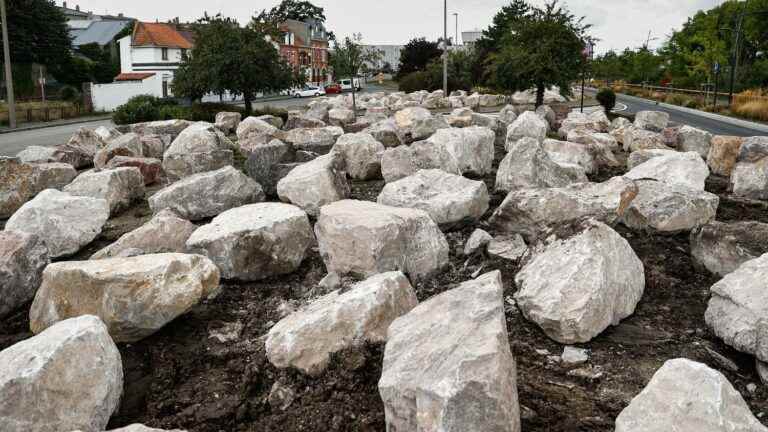 rocks have been installed in the city center “to prevent migrants from settling”