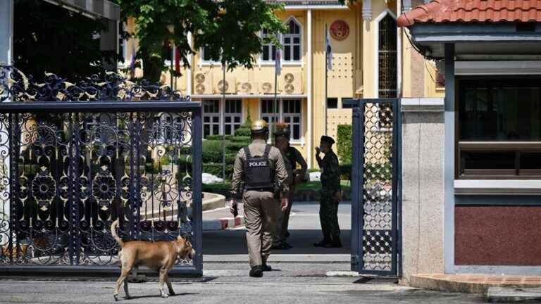 a soldier fires on soldiers in Bangkok and kills two