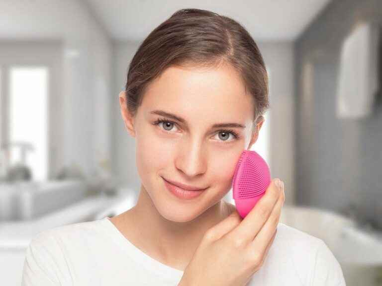 the Foreo Luna 2 cleansing brush is at a knockdown price