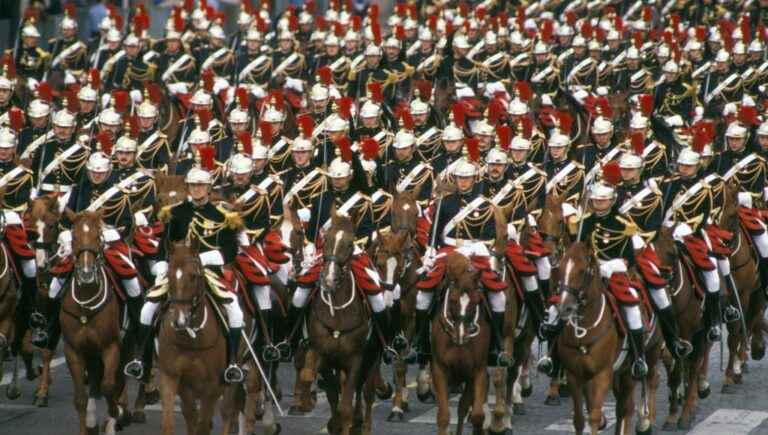 the Republican Guard on horseback, tribute to Queen Elisabeth II