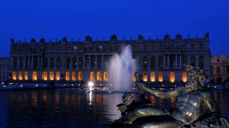 the lights of the Louvre pyramid and the Palace of Versailles turned off earlier