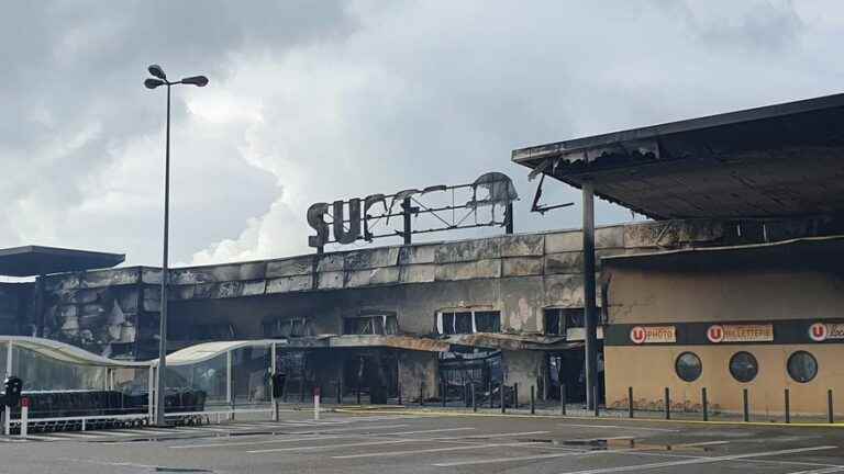 the opening of a temporary supermarket after the Super U fire