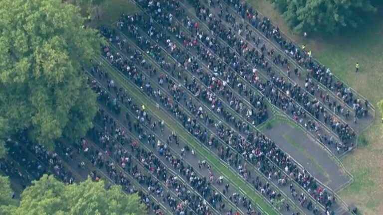 the queue gets longer to gather in front of the queen’s coffin