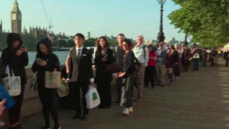 the queue grows to say goodbye to the Queen at Westminster Hall