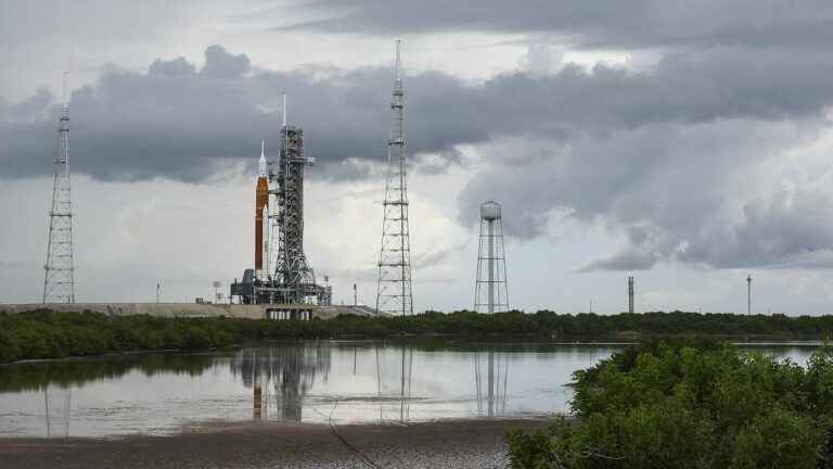 up to 400,000 spectators expected for liftoff to the Moon