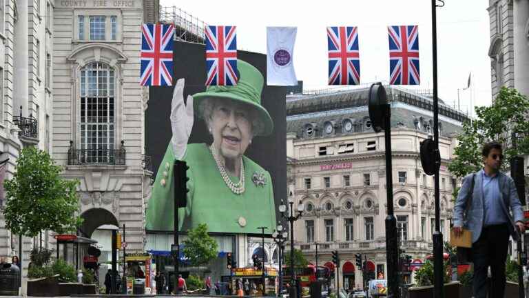 what do the anti-monarchies weigh in the United Kingdom?