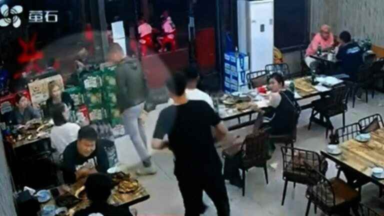 women attacked in a restaurant, the authorities under pressure