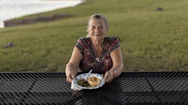 arrested for free food distribution in a park, the fate of a retiree sparks a wave of support on Twitter