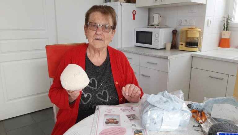 A 91-year-old Mayennaise knits cotton breasts for women who are victims of breast cancer