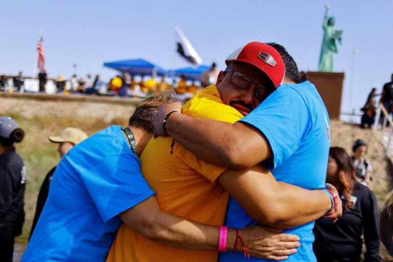 A few minutes of family reunion at the border with Mexico