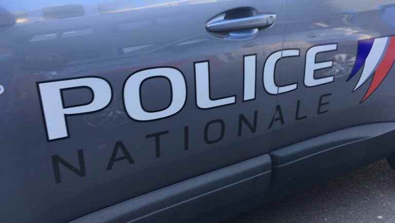 A narcotics deal point dismantled in downtown Laval, six individuals arrested