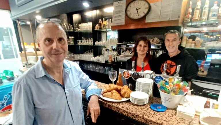 AVIGNON / Bruno, waiter, well-known figure in Avignon, in full midday service