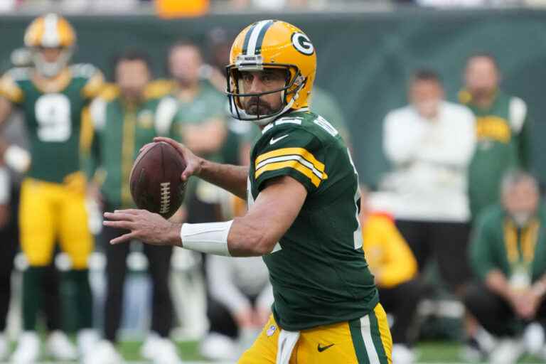 Absent from training, Aaron Rodgers should play on Sunday