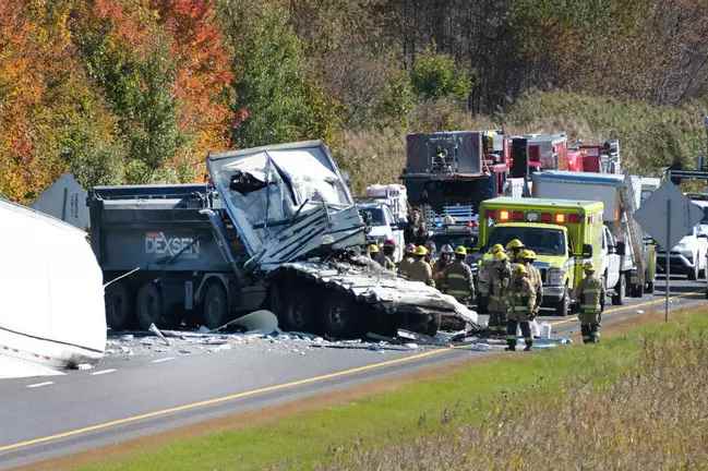 Accident between a semi-trailer and a concrete mixer |  Highway 10 paralyzed