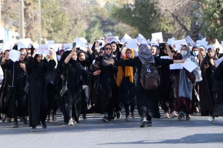 Afghanistan |  Protesters against the attack in a school dispersed by the Taliban