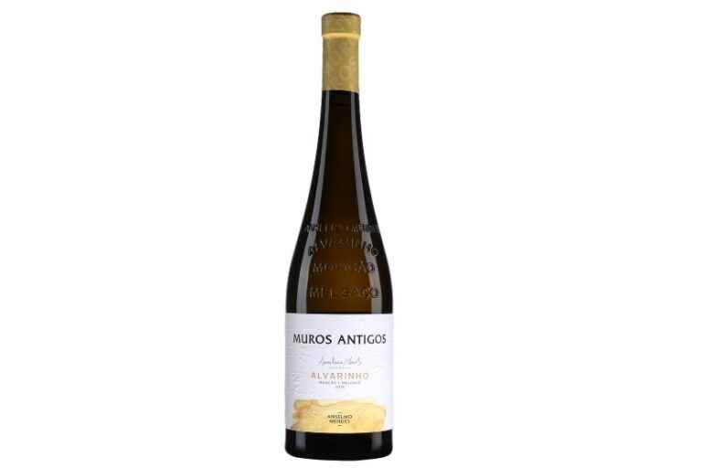 Anselmo Mendes Muros Antigos Alvarinho Vinho Verde Monção e Melgaço 2021 |  Classic: from Vinho Verde, but different