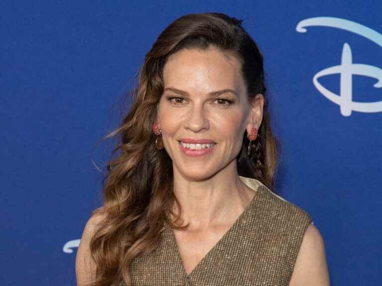 At 48, Hilary Swank announces that she is pregnant for the first time… with twins!