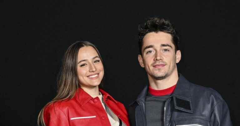 Charles Leclerc in love: passionate kiss with the beautiful Charlotte, in the middle of a hell of a crowd