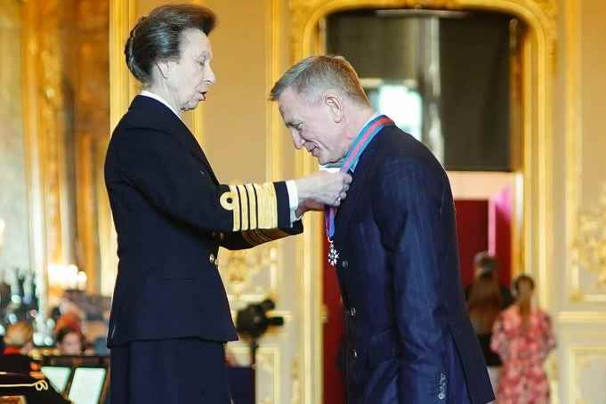 Daniel Craig receives the same decoration as James Bond